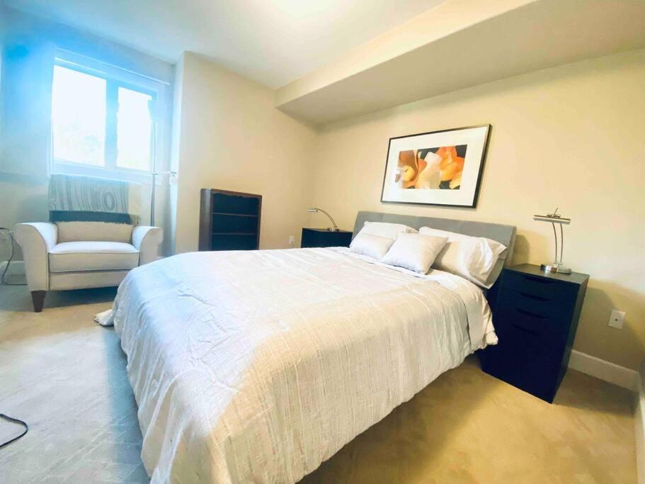 Amazing Location 2 Bedroom Minutes From Downtown Victoria Exterior foto